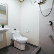 學校_宿霧_QQ_IT商務校區 Avida Riala飯店衛浴 學校_宿霧_QQ_IT商務校區 Avida Riala飯店衛浴